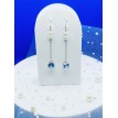 Perle Givrées – Boucles d’oreilles pendantes argentées avec perles blanches et pierre scintillante Perle Givrées – Boucles d’oreilles pendantes argentées avec perles blanches et pierre scintillante