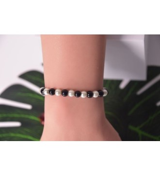 Bracelet en perles blanches et noires , chic et élégant