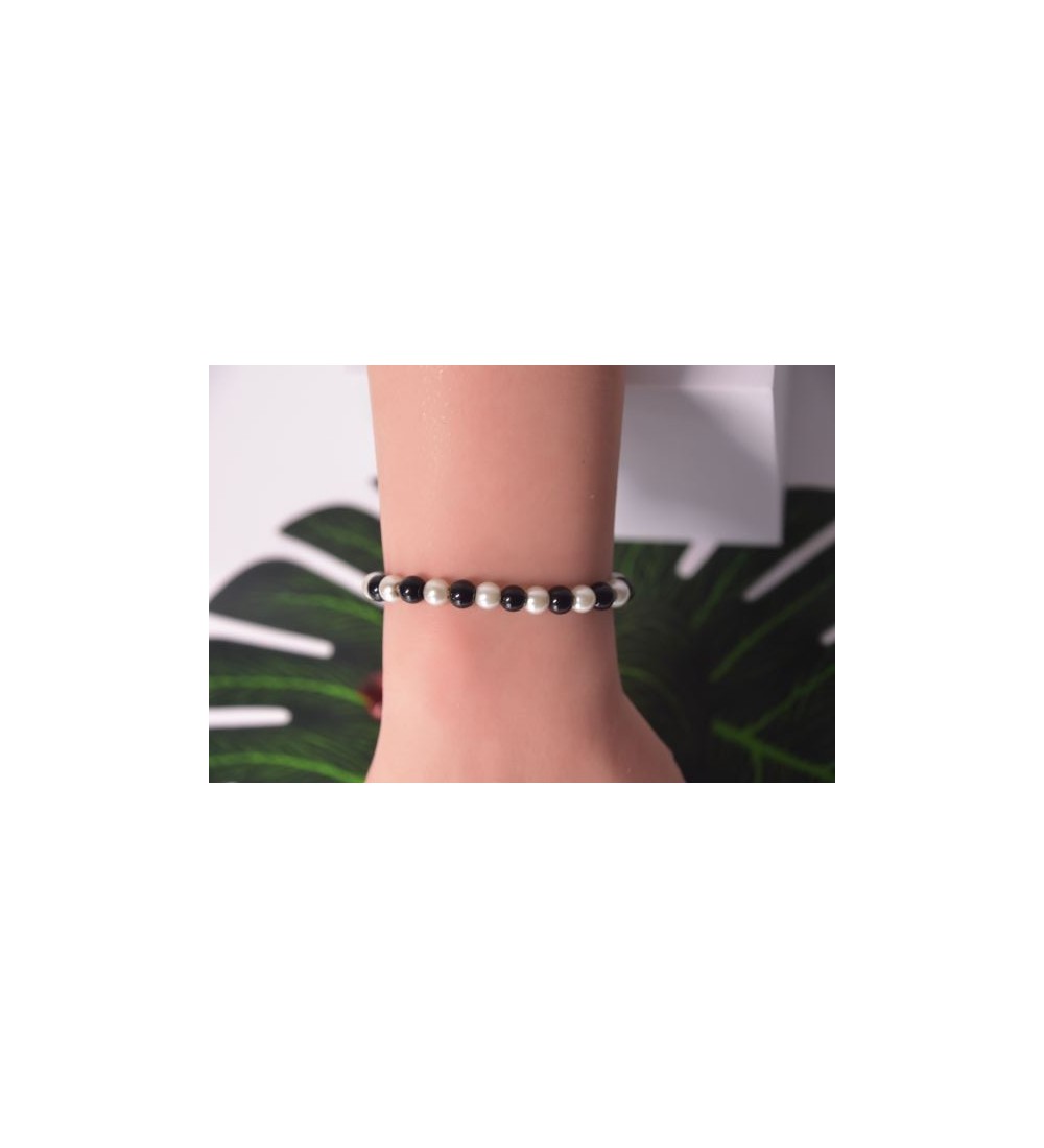 Bracelet en perles blanches et noires , chic et élégant