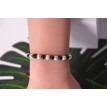 Bracelet Sombre & Clair en perles blanches et noires chic et élégant Bracelet Sombre & Clair en perles blanches et noires chic et élégant