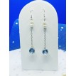 Perle Givrées – Boucles d’oreilles pendantes argentées avec perles blanches et pierre scintillante Perle Givrées – Boucles d’oreilles pendantes argentées avec perles blanches et pierre scintillante