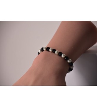 Bracelet en perles blanches et noires , chic et élégant