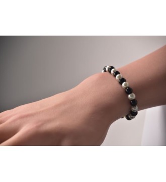 Bracelet en perles blanches et noires , chic et élégant