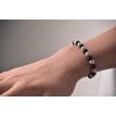 Bracelet Sombre & Clair en perles blanches et noires chic et élégant Bracelet Sombre & Clair en perles blanches et noires chic et élégant