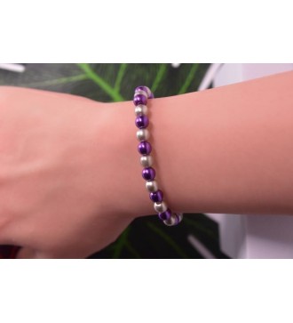 Bracelet en perles argentées et violettes élégant et chic