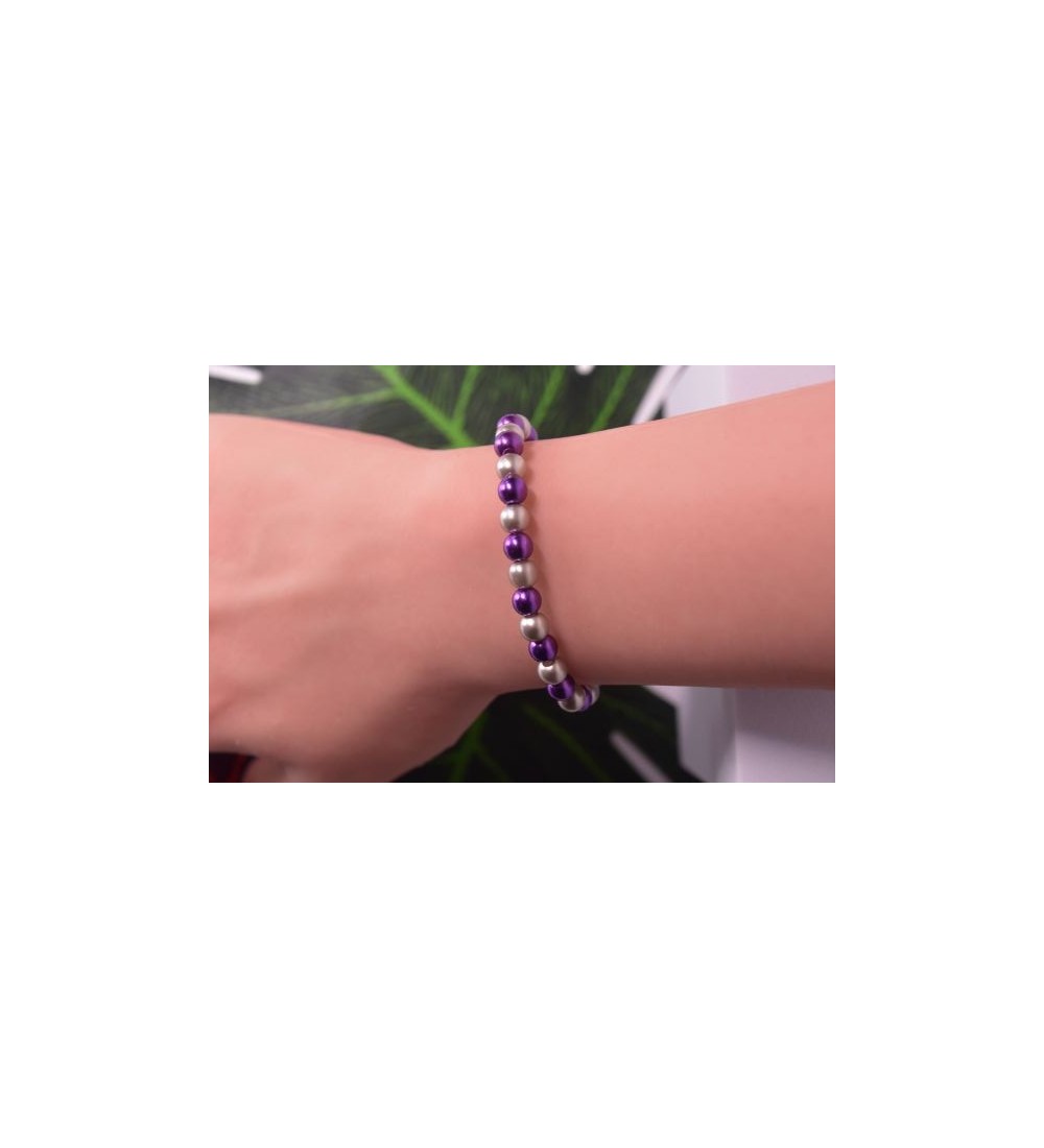 Bracelet en perles argentées et violettes élégant et chic