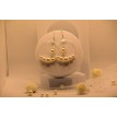 Cocon de Lumière – Boucles d’oreilles créoles argentées avec perles blanches et pendentif chic Cocon de Lumière – Boucles d’oreilles créoles argentées avec perles blanches et pendentif chic