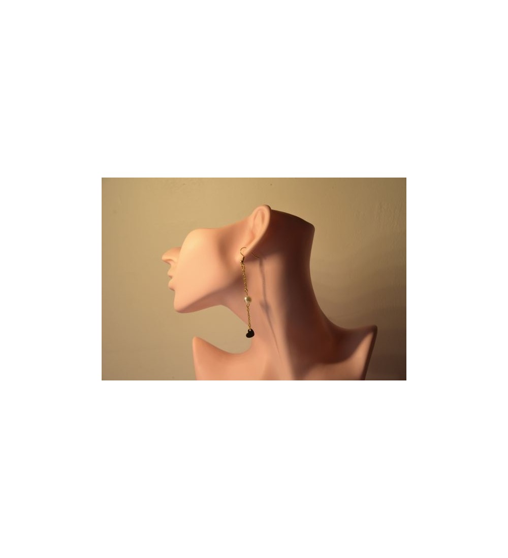 Boucle d'oreilles chaîne or , perle nacrée et cœur doré