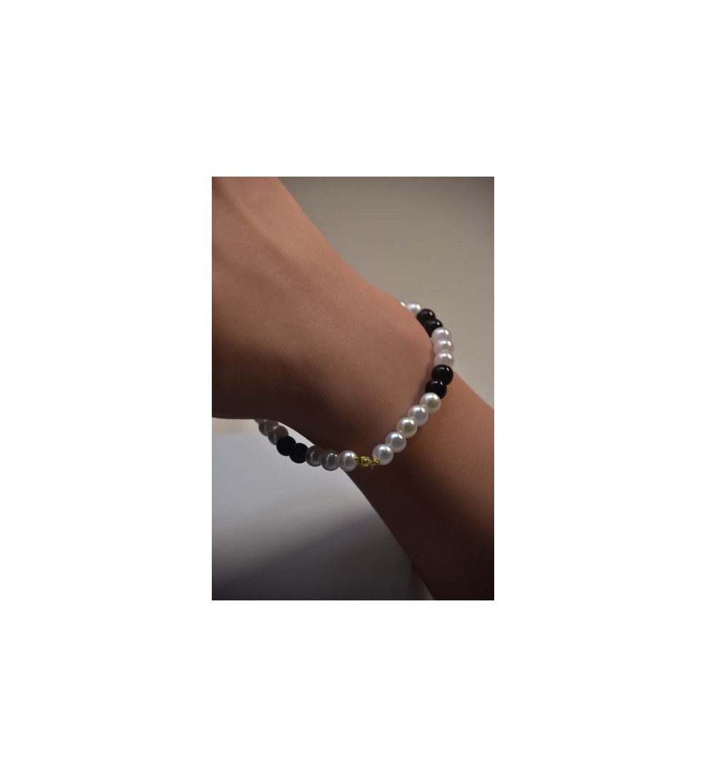 Bracelet en perles noires et platines élégant et chic