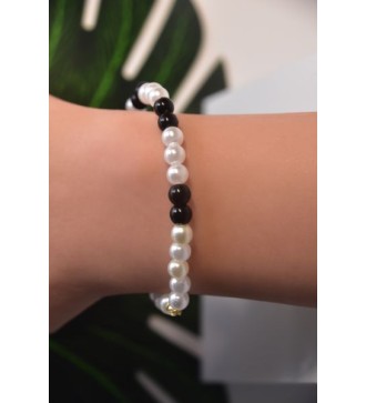 Bracelet en perles noires et platines élégant et chic