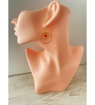 Boucles d'oreilles créoles dorées . Coeur et pierre rouge