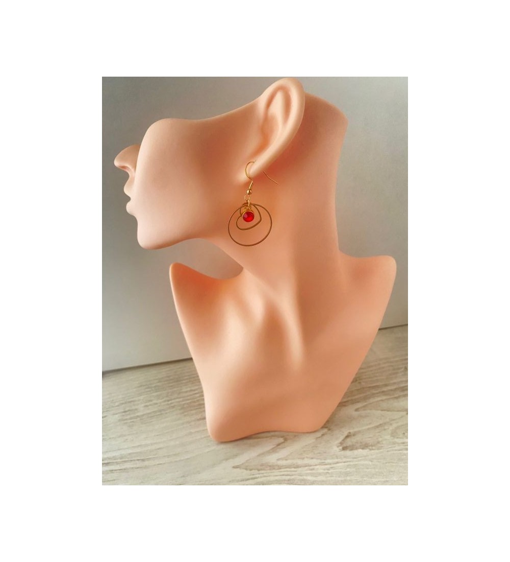 Boucles d'oreilles créoles dorées . Coeur et pierre rouge