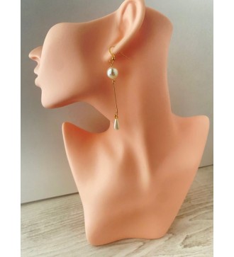 Boucles d'oreilles pendantes or avec perles blanches élégantes