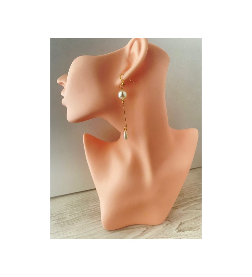 Boucles d'oreilles pendantes or avec perles blanches élégantes