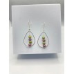 Perles de Feuilles – Boucles d’oreilles pendantes en goutte avec perles vertes et marron Perles de Feuilles – Boucles d’oreilles pendantes en goutte avec perles vertes et marron
