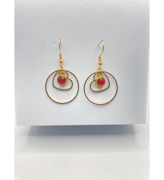 Boucles d'oreilles créoles dorées . Coeur et pierre rouge