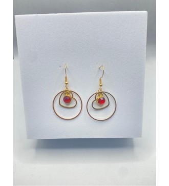 Boucles d'oreilles créoles dorées . Coeur et pierre rouge