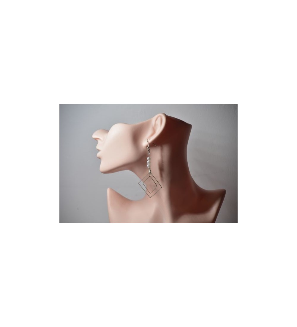 Boucles carrées argent avec perles blanches élégantes