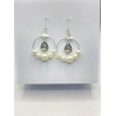 Blanche comme Neige – Boucles d’oreilles créoles argentées avec perles blanches Blanche comme Neige – Boucles d’oreilles créoles argentées avec perles blanches