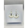 Blanche comme Neige – Boucles d’oreilles créoles argentées avec perles blanches Blanche comme Neige – Boucles d’oreilles créoles argentées avec perles blanches