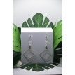 Horizon d'argent – Boucles d’oreilles carrées argentées avec perles blanches élégantes Horizon d'argent – Boucles d’oreilles carrées argentées avec perles blanches élégantes