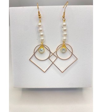 Boucles d'oreilles pendantes en or et perles et pierre