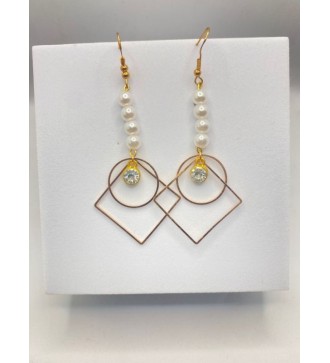 Boucles d'oreilles pendantes en or et perles et pierre