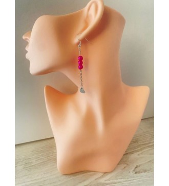 Boucles d'oreilles pendantes argentées avec perles fuchsia