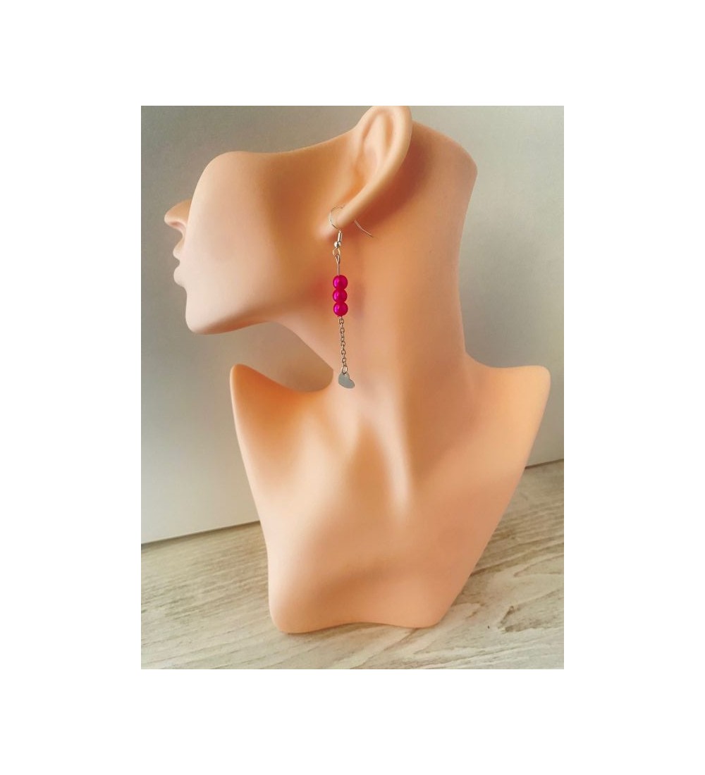 Boucles d'oreilles pendantes argentées avec perles fuchsia