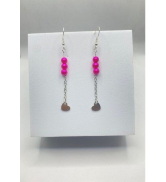 Boucles d'oreilles pendantes argentées avec perles fuchsia