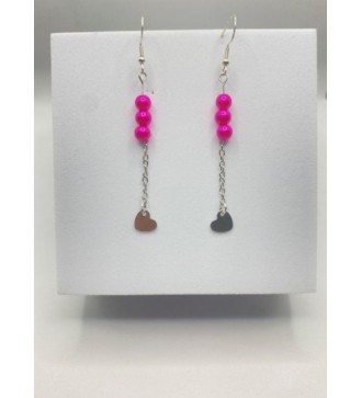 Boucles d'oreilles pendantes argentées avec perles fuchsia