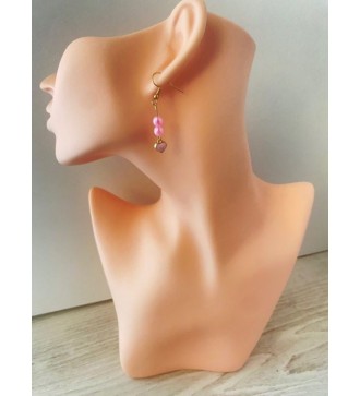 Boucles d'oreilles pendantes dorées avec perles roses