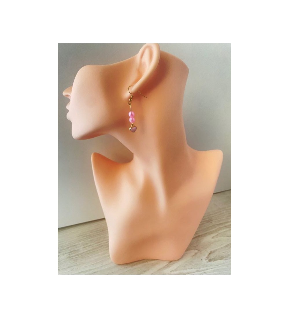 Boucles d'oreilles pendantes dorées avec perles roses