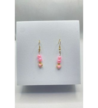 Boucles d'oreilles pendantes dorées avec perles roses