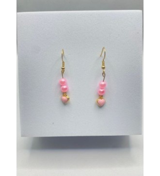 Boucles d'oreilles pendantes dorées avec perles roses