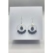 Anneaux Nocturne – Boucles d’oreilles créoles argentées avec perles noires et pendentif pierre Anneaux Nocturne – Boucles d’oreilles créoles argentées avec perles noires et pendentif pierre