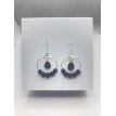 Anneaux Nocturne – Boucles d’oreilles créoles argentées avec perles noires et pendentif pierre Anneaux Nocturne – Boucles d’oreilles créoles argentées avec perles noires et pendentif pierre
