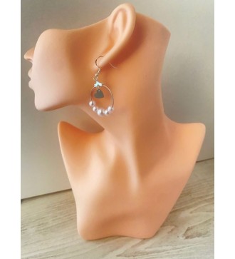 Boucles d'oreilles créoles argentées avec perles rose pâle