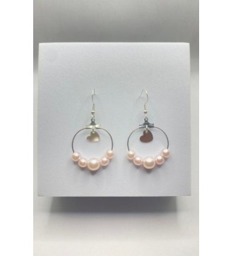 Boucles d'oreilles créoles argentées avec perles rose pâle