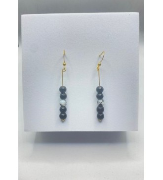 Boucles d'oreilles pendantes or avec perles noires et blanches