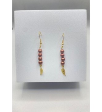 Boucles d'oreilles pendantes or avec perles marron glacé