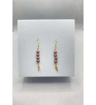 Boucles d'oreilles pendantes or avec perles marron glacé