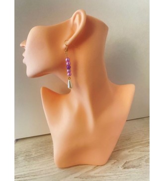 Boucles d'oreilles pendantes dorées avec perles violettes