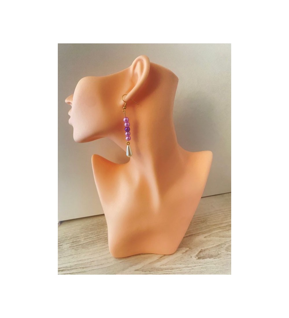 Boucles d'oreilles pendantes dorées avec perles violettes