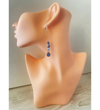Boucles d'oreilles pendantes argentées avec perles bleues