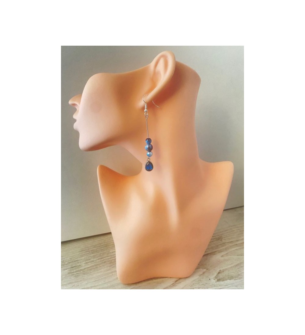 Boucles d'oreilles pendantes argentées avec perles bleues