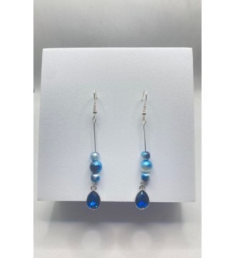 Boucles d'oreilles pendantes argentées avec perles bleues