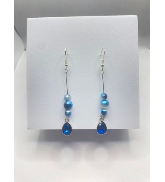 Boucles d'oreilles pendantes argentées avec perles bleues