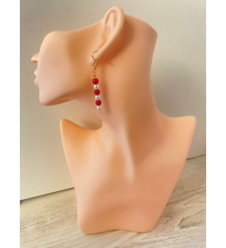 Boucles d'oreilles pendantes dorées avec perles rouges et blanches