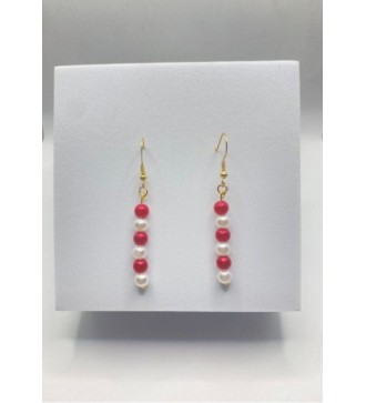 Boucles d'oreilles pendantes dorées avec perles rouges et blanches